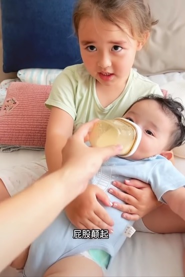 Doris非常愛錫細妹,不時抱著她、幫忙餵奶。