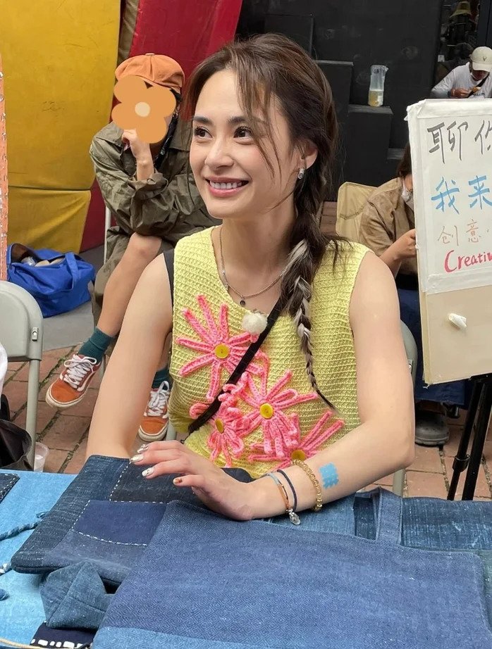 阿嬌被野生捕獲,在高清零P圖的情況下曝光她的真實肌膚、身材狀態。