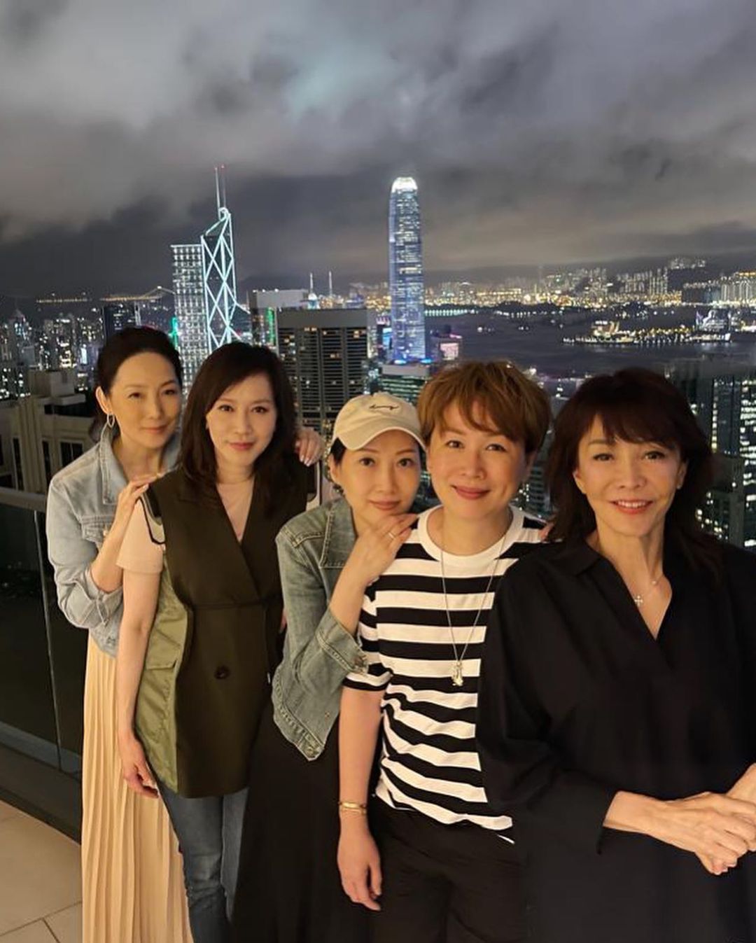 早前鄭裕玲（DoDo姐）在社交平台上傳三張與幾位好姐妹的合照