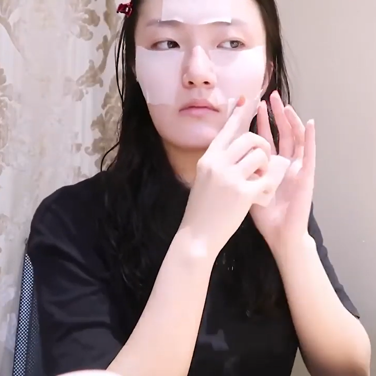 「3日濕敷法」步驟一:用化妝棉濕敷