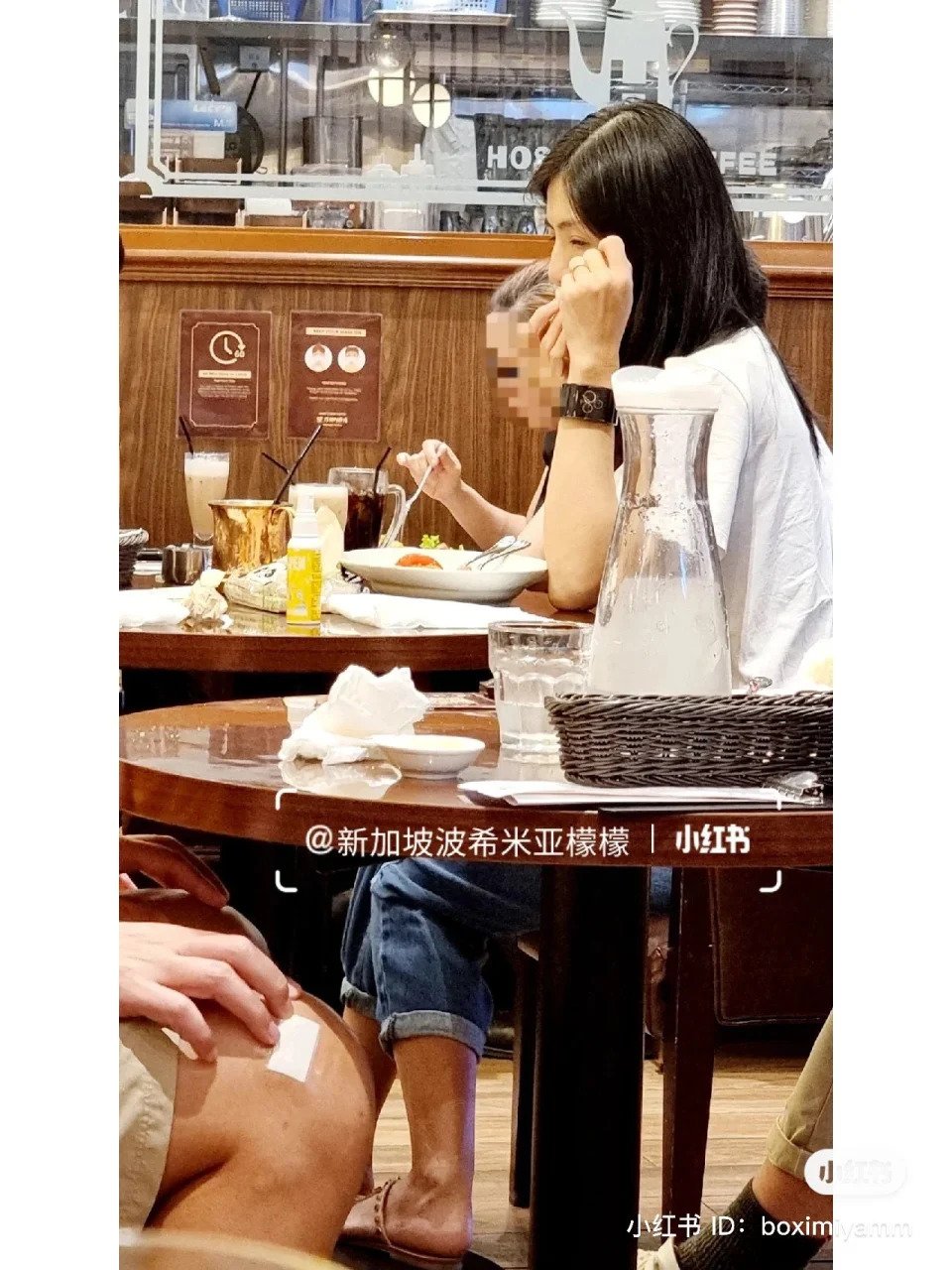 近日有網民在新加坡野生捕獲楊采妮,大讚素顏的她保養得宜、氣質依然又友善。