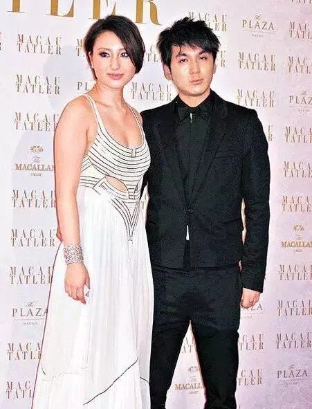 2010年,何超雲被爆與皮草太子爺王大業撻着。