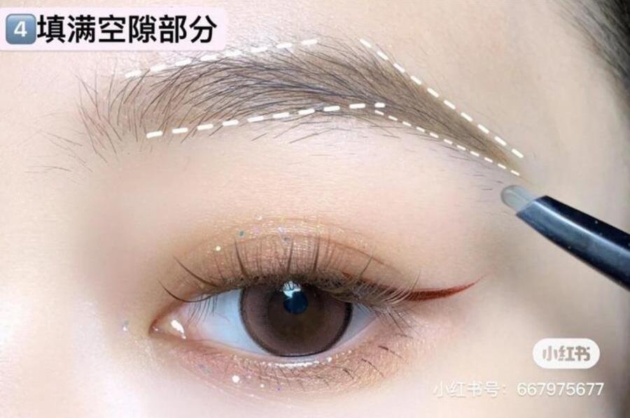 補滿空隙後用眉刷將顏色刷開不結塊，這樣眉毛會看起來更自然。