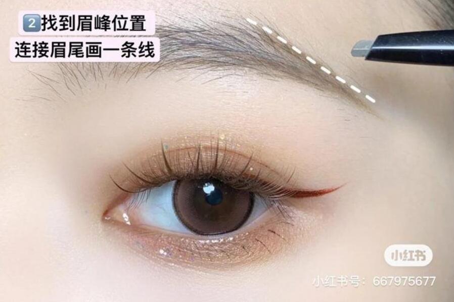 定位眉峰，從鼻翼對到眼球外側，定位好後把眉峰到眉尾的地方畫出一條線。