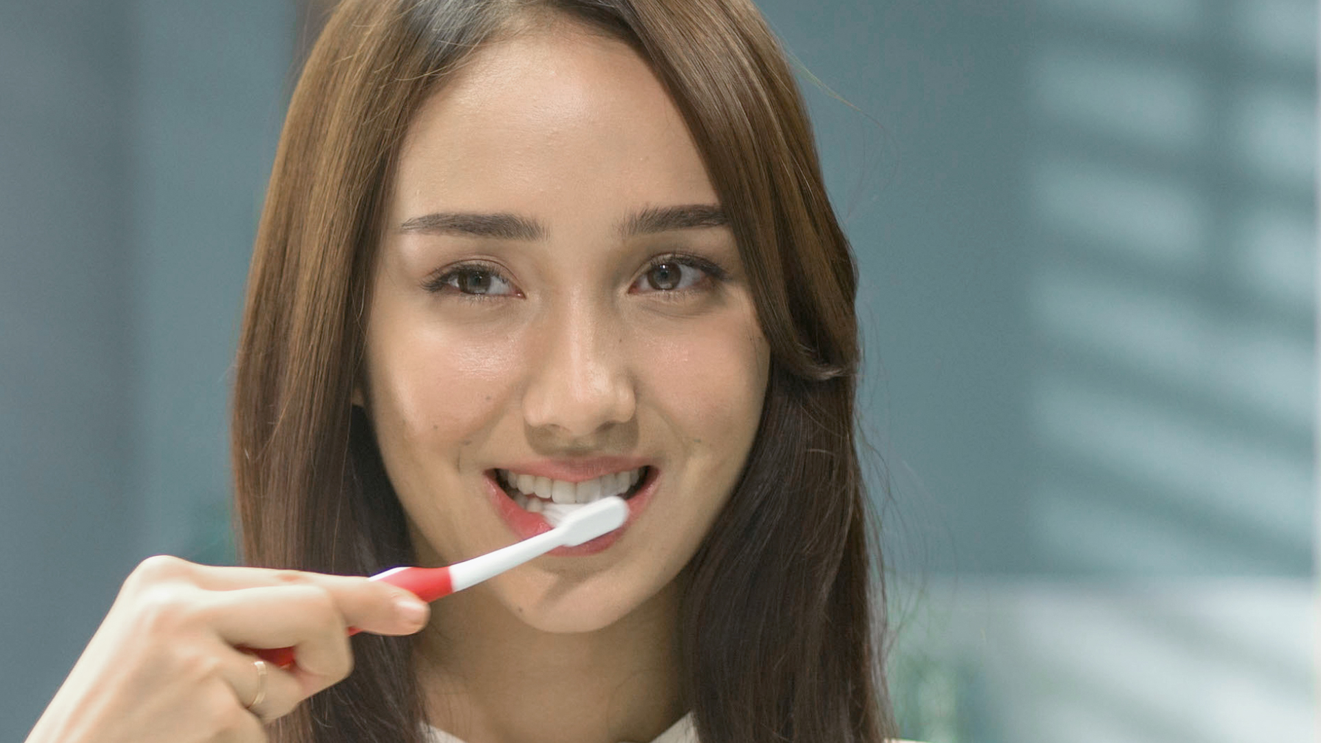 如果長時間晚上睡覺不刷牙，容易導致口腔內微生物超標，進而引起牙痛、口臭等症狀。