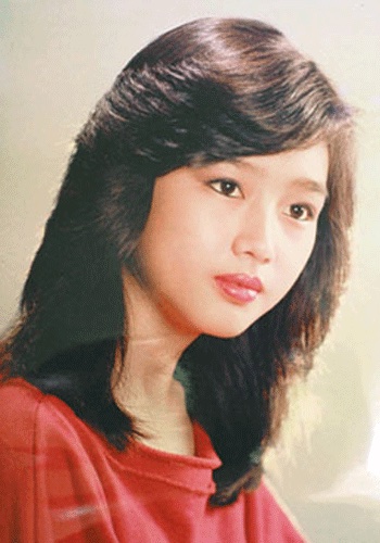 朱麗倩不但沒有微言，反而甘心隱忍做他背後的女友