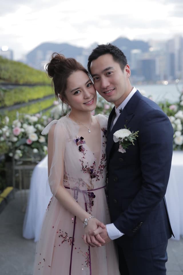 阿嬌當初與賴弘國結婚時，指「對的時間遇見對的人」。