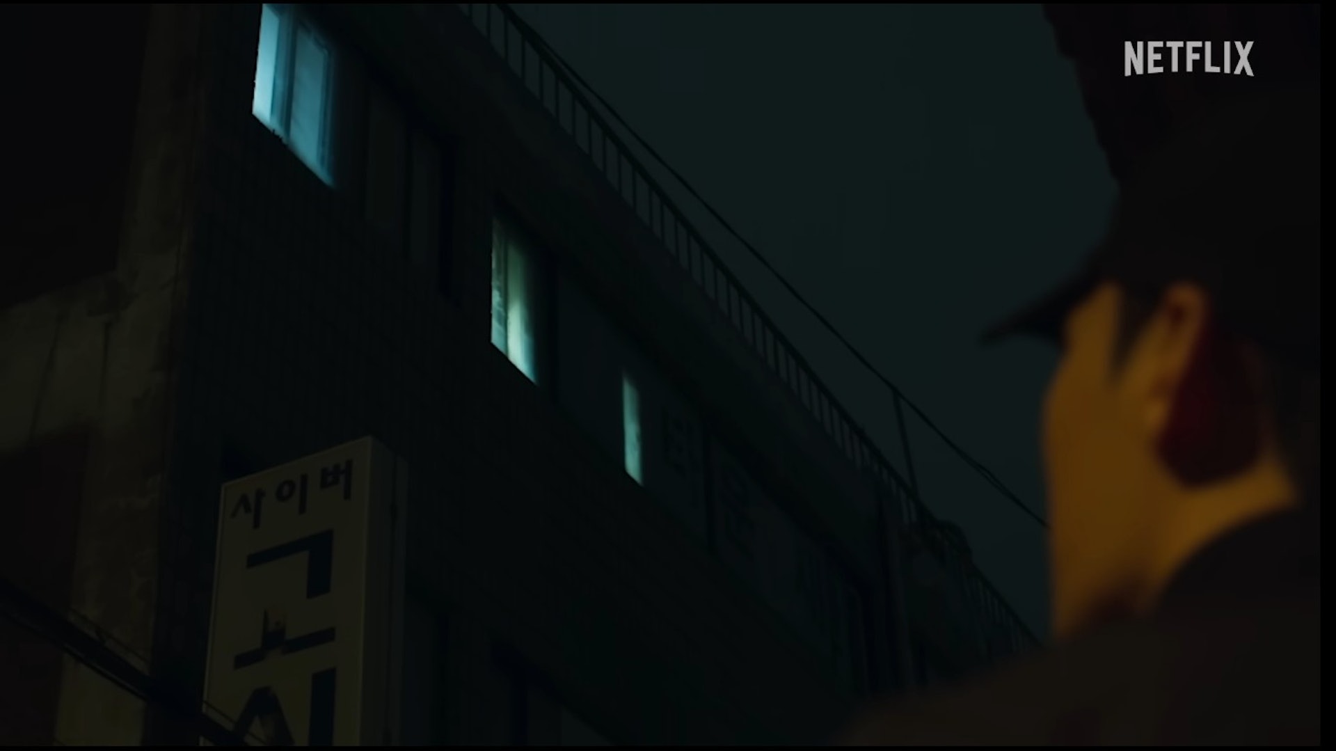 戴著Cap帽的神秘男子正望向黃仁昊(李炳憲 飾)所在的房間。