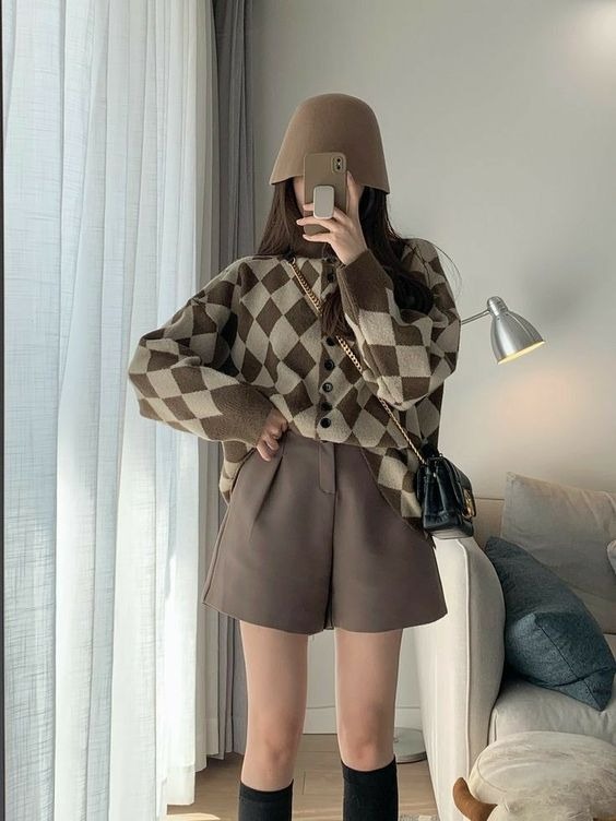 針織外套能讓整體感覺更活潑且有種學院風知性的感覺!