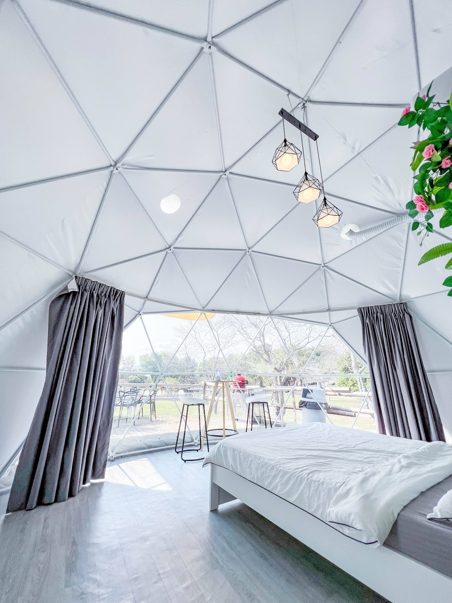 夜晚可以透過天窗仰望星空感受大自然