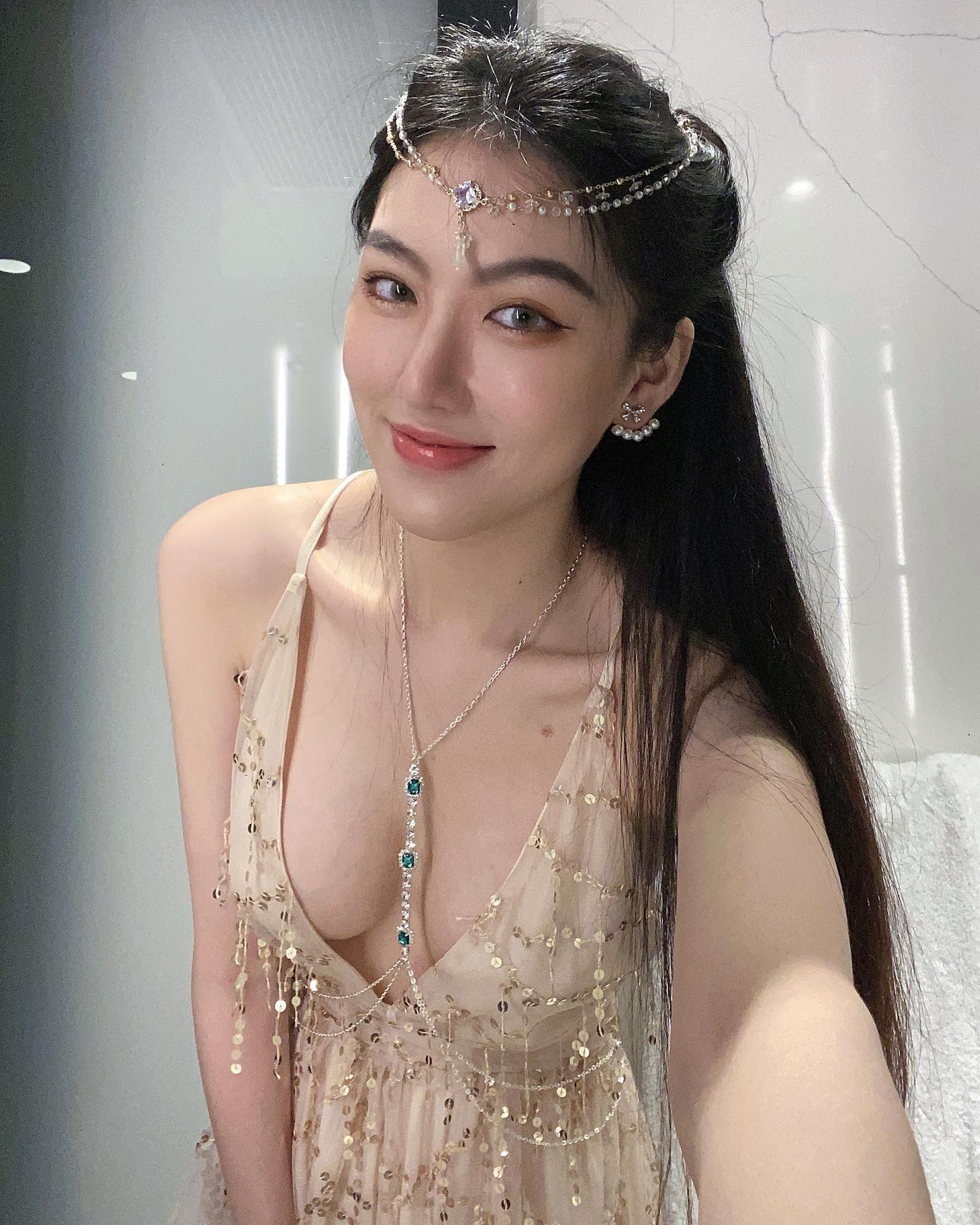 黎峇菈不時派福利分享性感照。