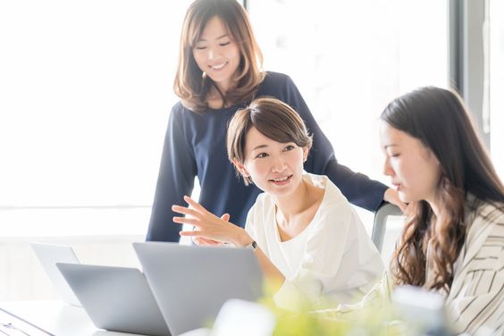 當他給你苦差時會向你道歉