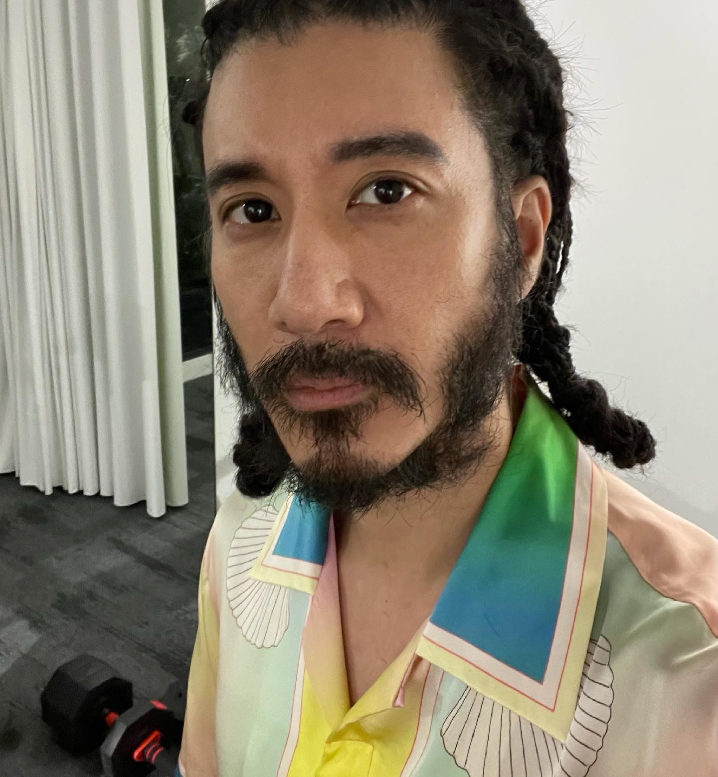 王力宏由昔日的短髮造型已留成凌亂的長髮，看起來有點頹廢。