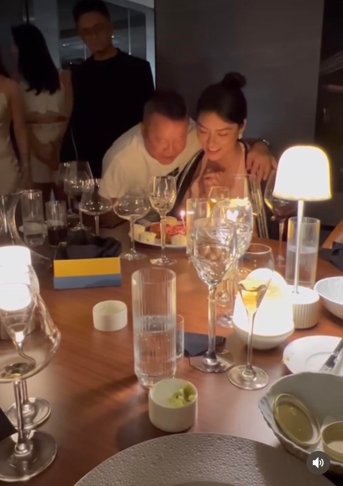 曾志偉滿足女模願望一齊吹蠟燭。