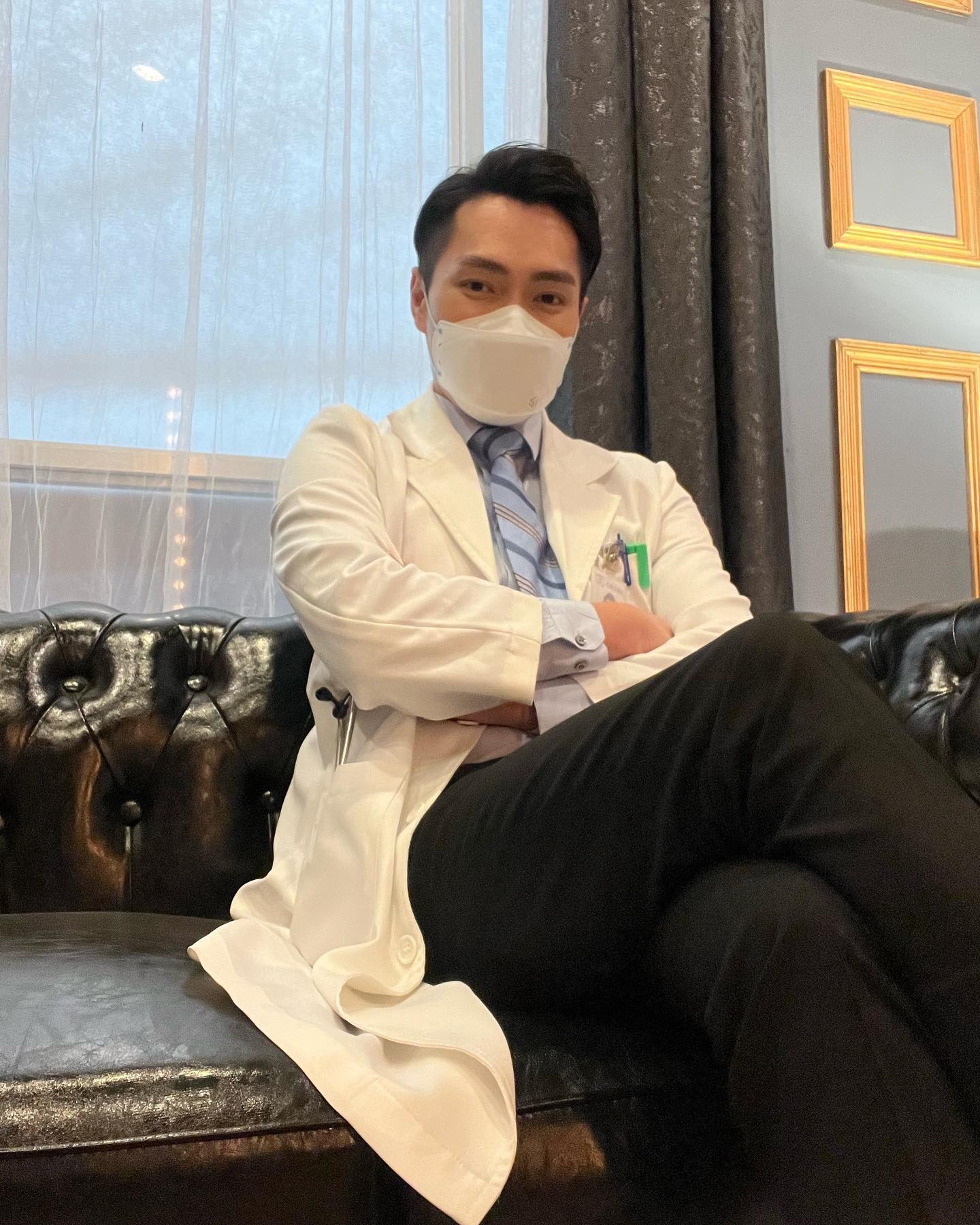 在《香港愛情故事》中演活了地產經紀這個角色,更首度被提名「最佳男配角」。