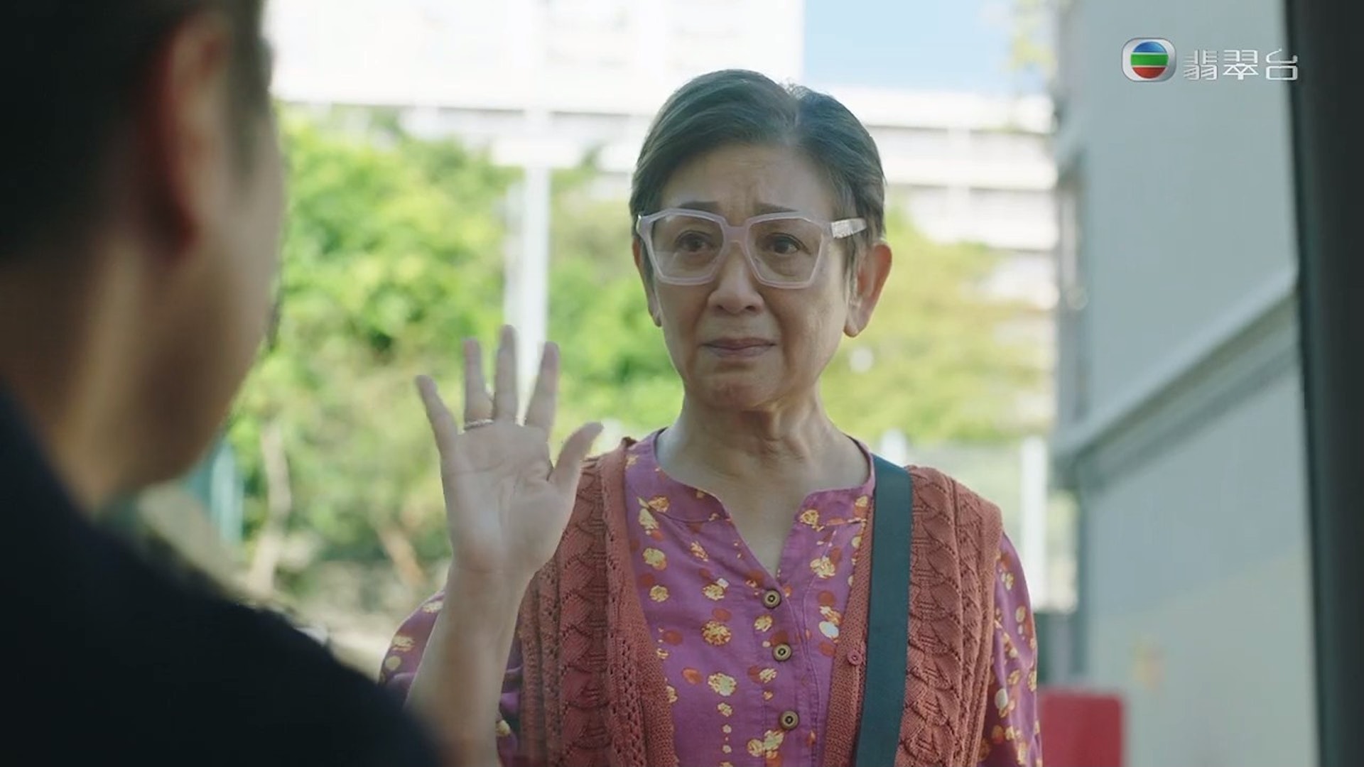 鮑起靜演獨居老人日常