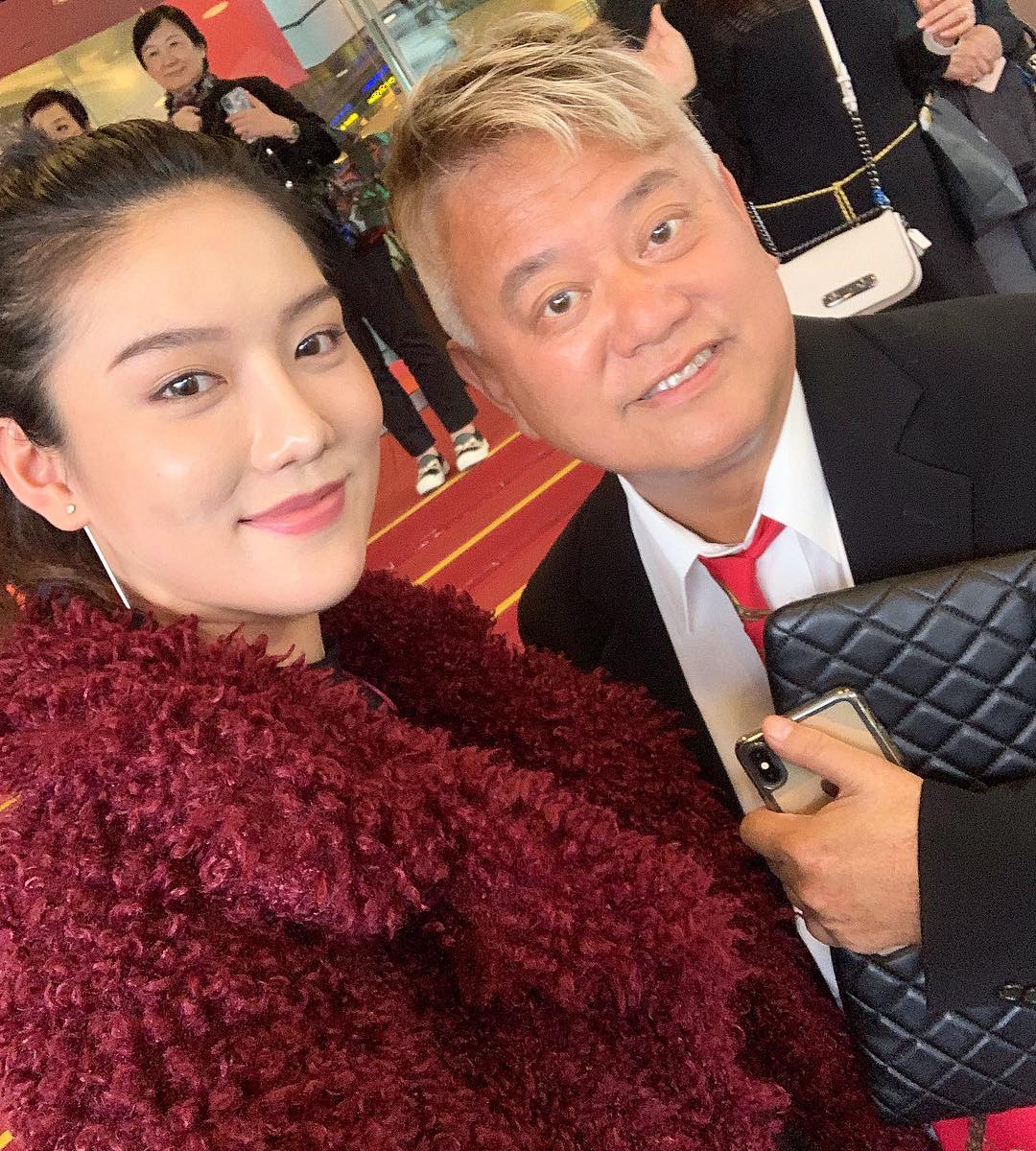 黎峇菈認識陳百祥。