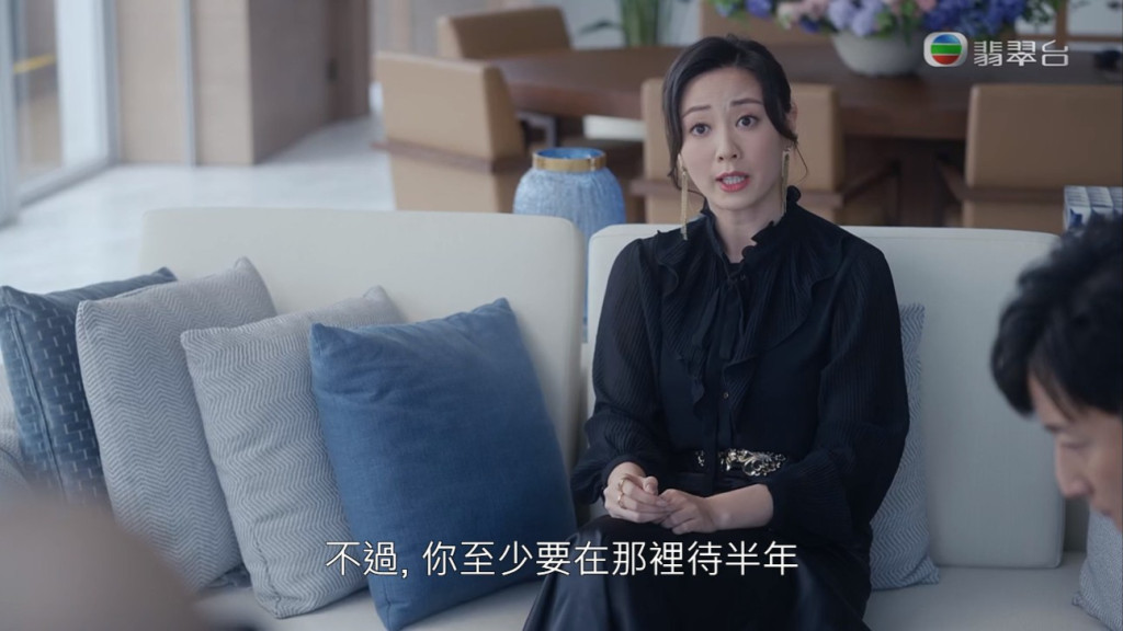 朱晨麗語氣全程不慍不火，更不時展現輕蔑笑容，相當有戲。