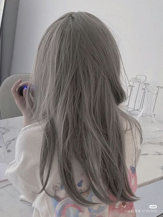 今年秋冬流行帶點霧灰色調的髮色。