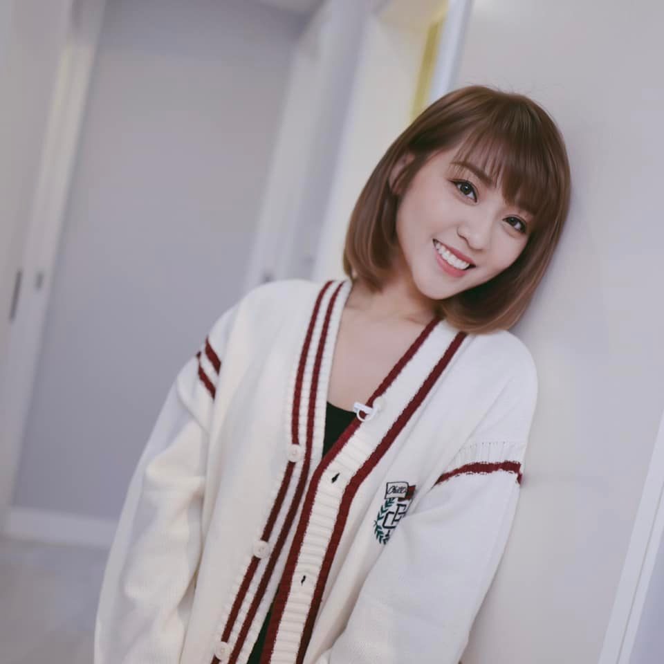 刻苦的生活慢慢養成她那份堅毅，令她成為了一個堅強硬朗的女生！