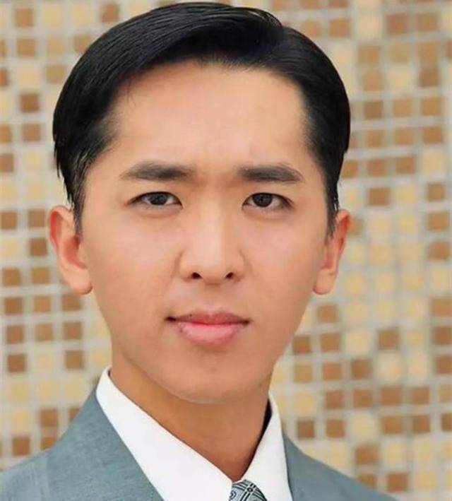 現年55歲的鄧兆尊曾是TVB的御用綠葉