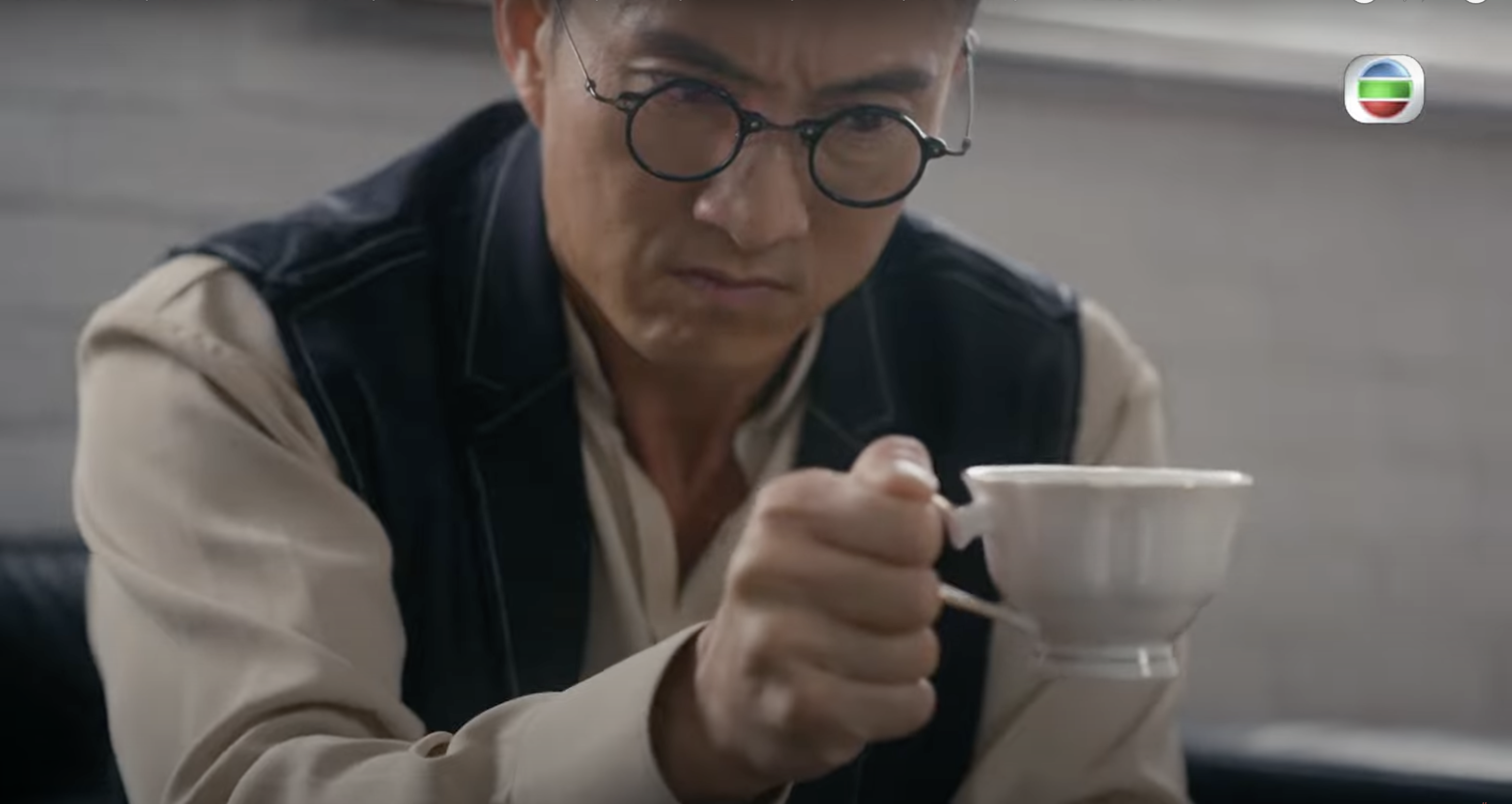 陳山聰拎起茶杯時無故手震