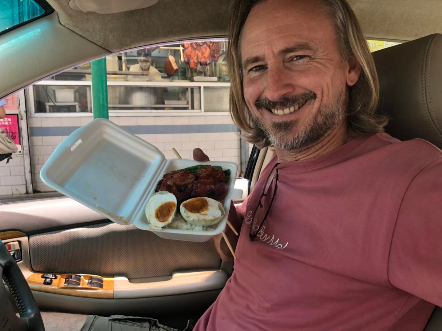 他在澳洲出生，但機緣巧合下喜歡上香港流行音樂。