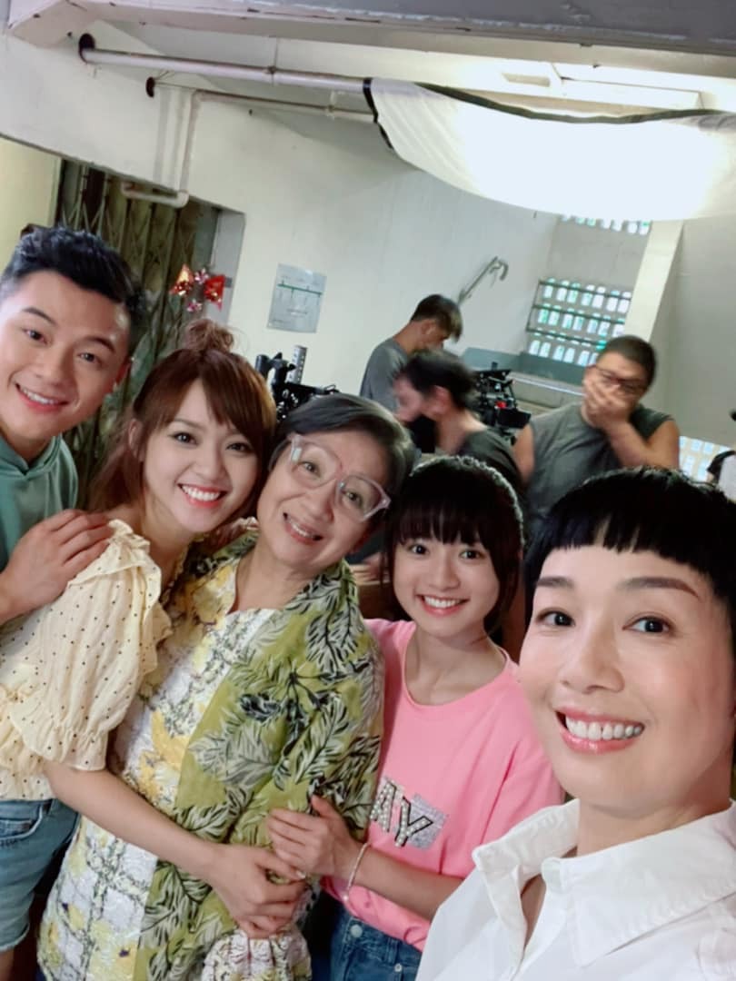 Bella第一套作品是與鮑起靜和江美儀合作的《萬家燈火》