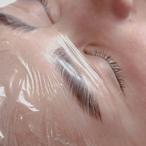 敷面膜時可以先在眉上用保鮮膜保護。