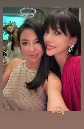 李靚蕾笑容滿面，氣色看起來相當不錯。