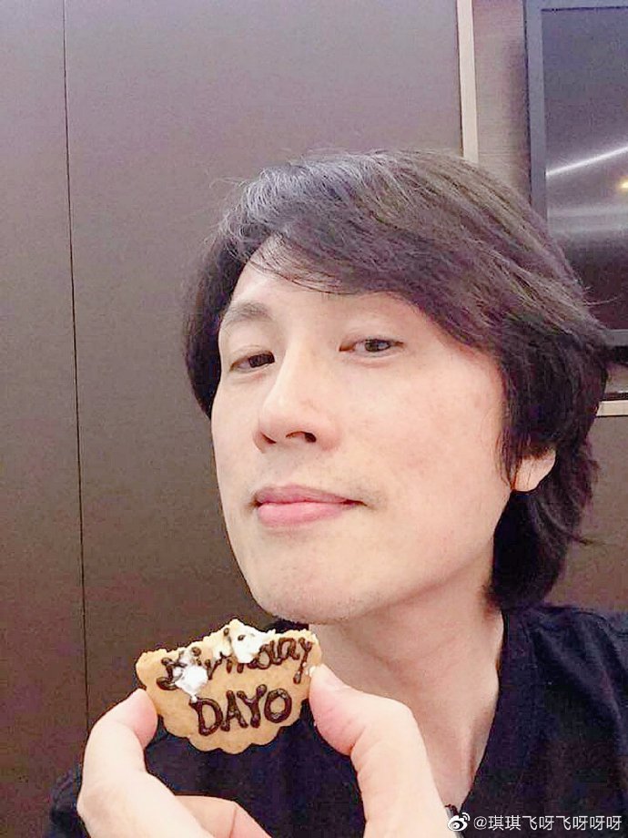  自小父母離異長大侍母至孝