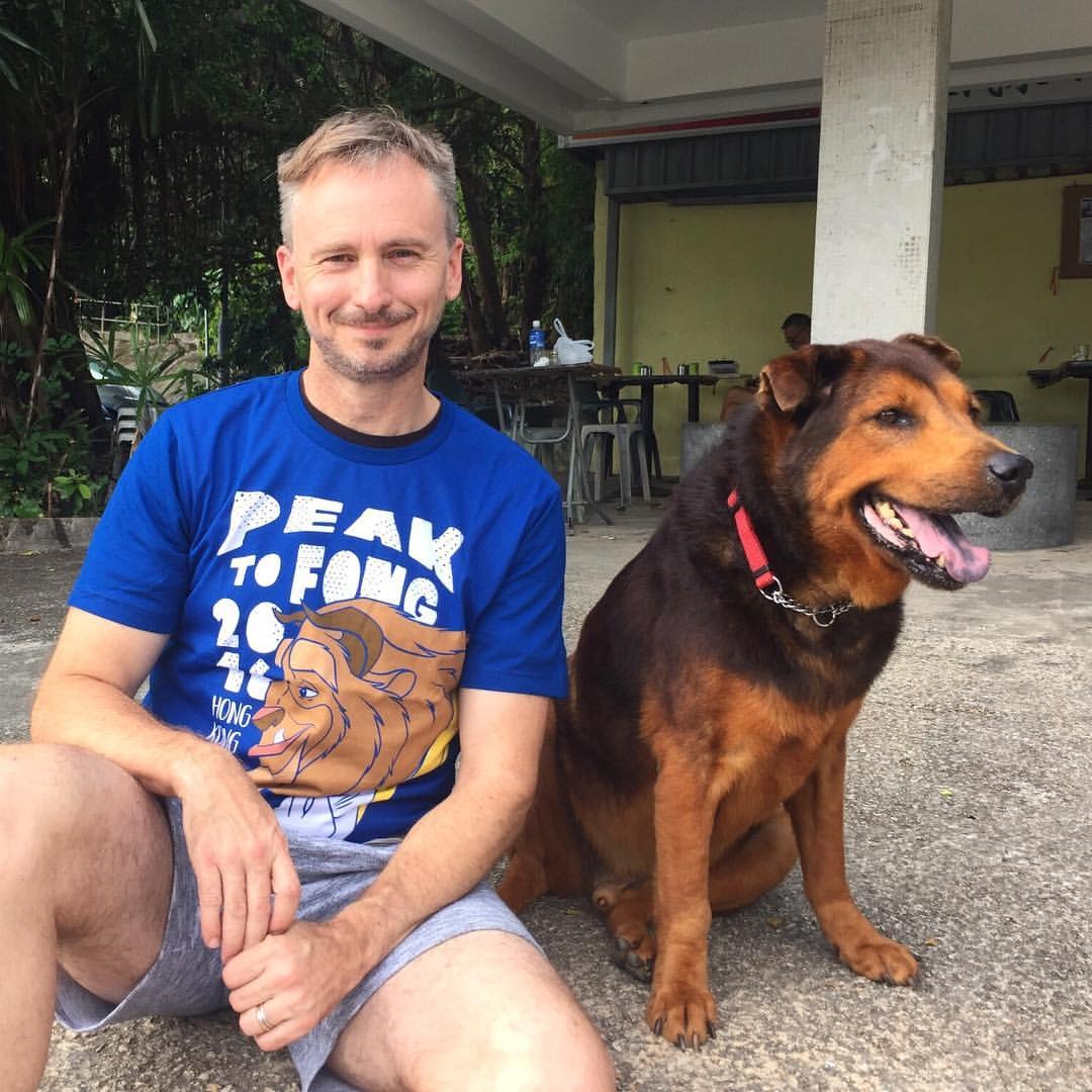 河國榮收養了十多隻流浪狗定居西貢村屋。