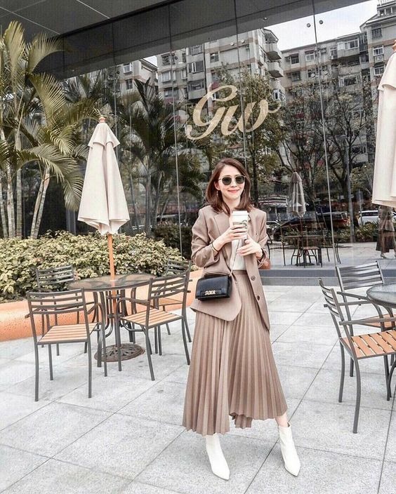 大地色的百褶裙也適合參加各種約會