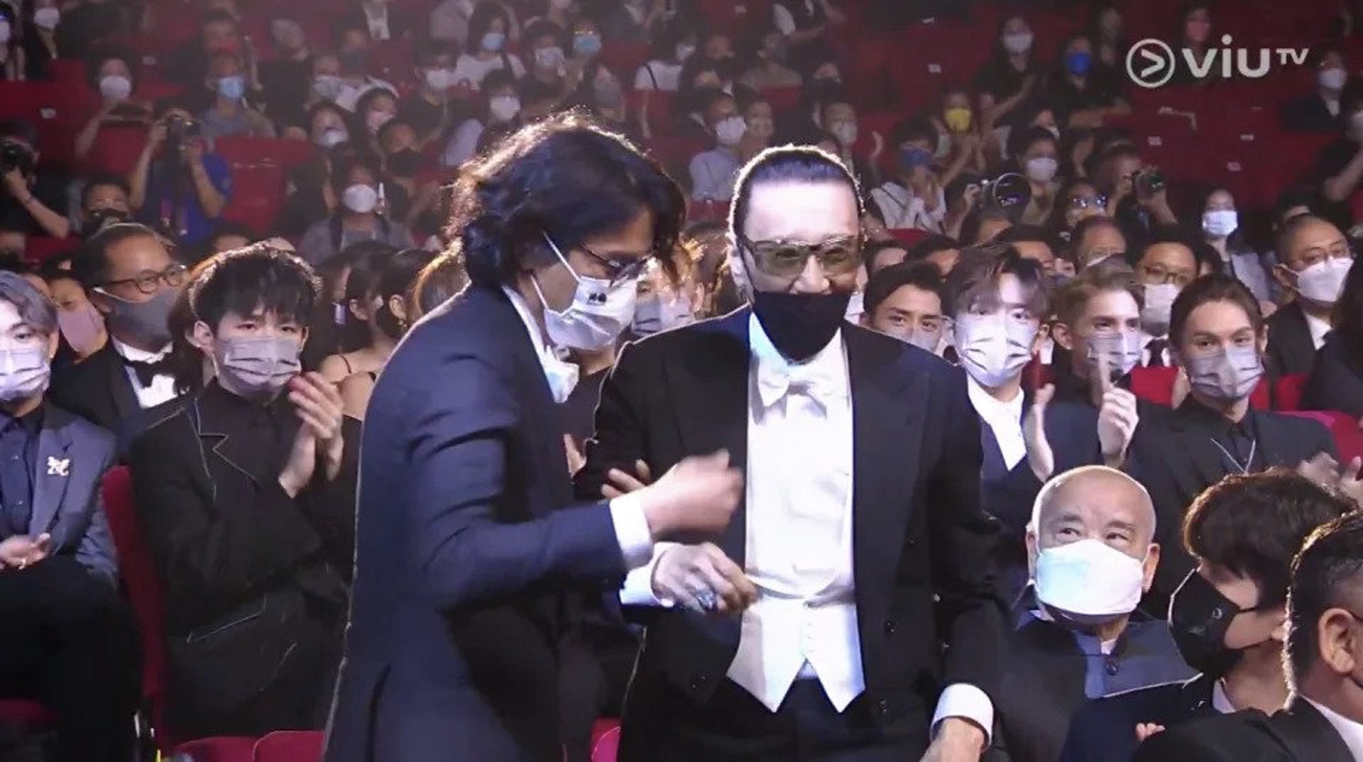 林家棟陪謝賢上台領獎。