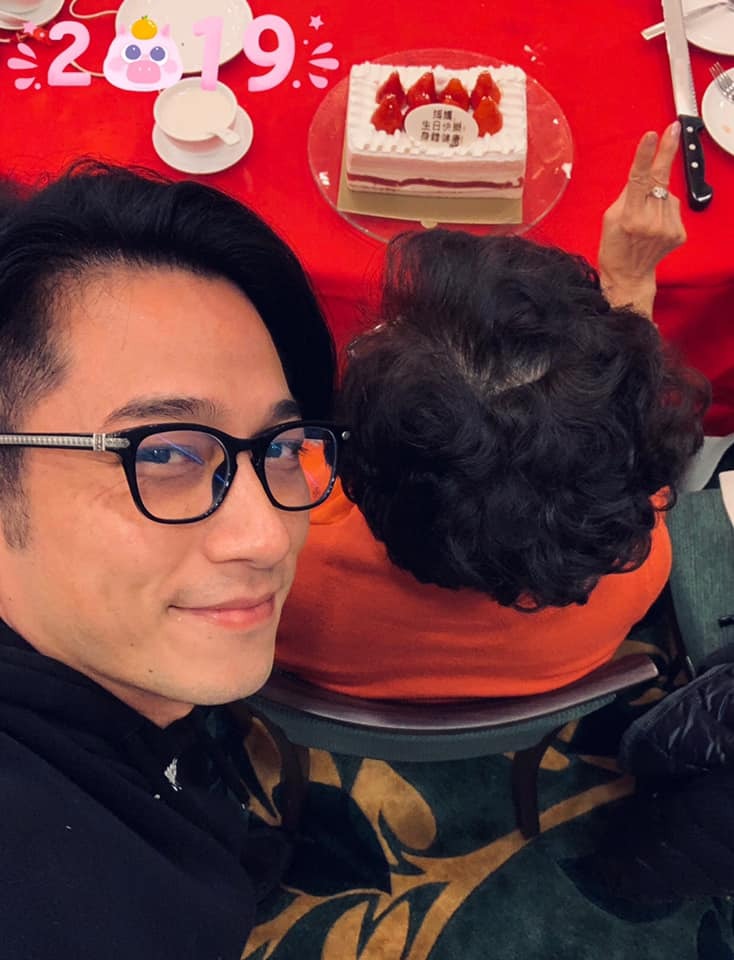 吳卓羲私底下非常孝順。