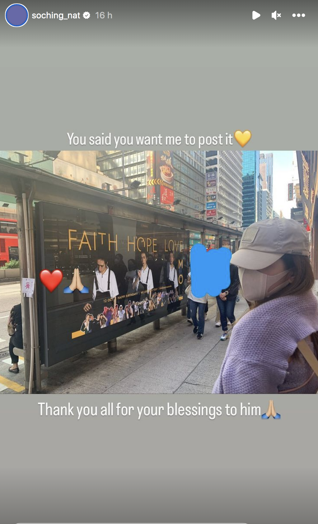 蘇芷晴(So Ching)分享限時動態相片,只見她站在阿Mo的生日應援燈箱前