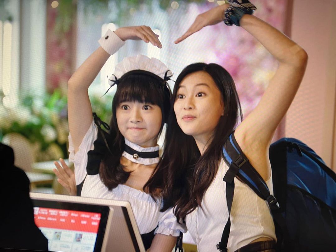 郭柏妍與羅毓儀，兩人日前穿上可愛的女僕裝扮在咖啡店上班