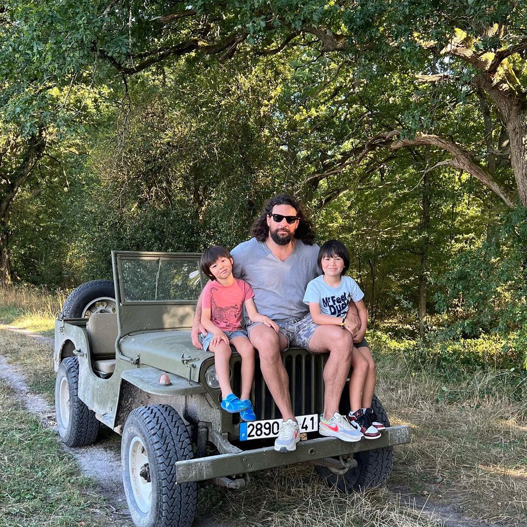 早前更舉家到法國旅遊避暑