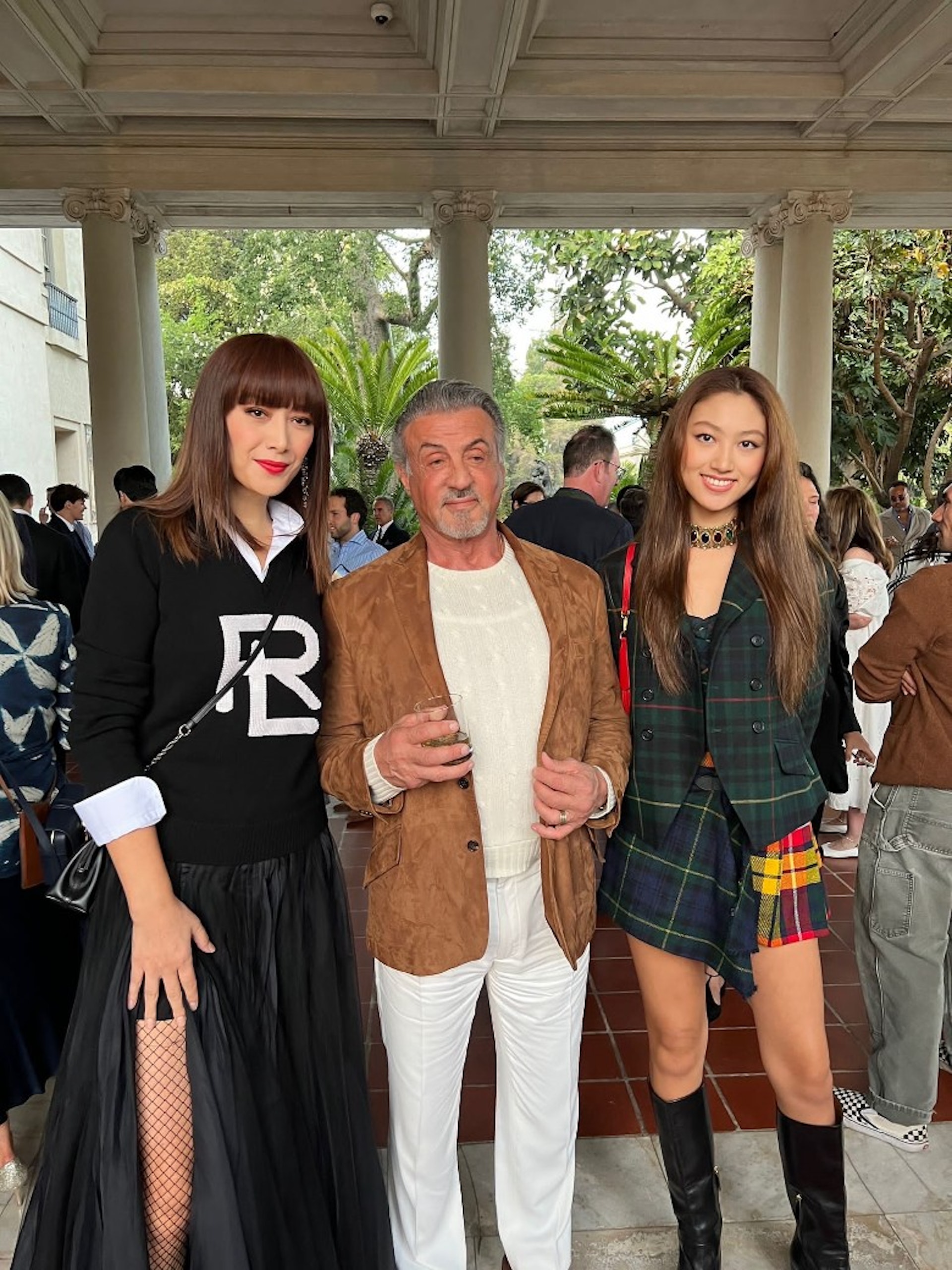 任晴佳與媽咪琦琦同史泰龍合照。