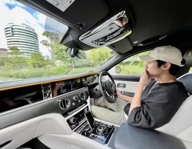 國際巨星成龍與髮妻林鳳嬌育有一子房祖名