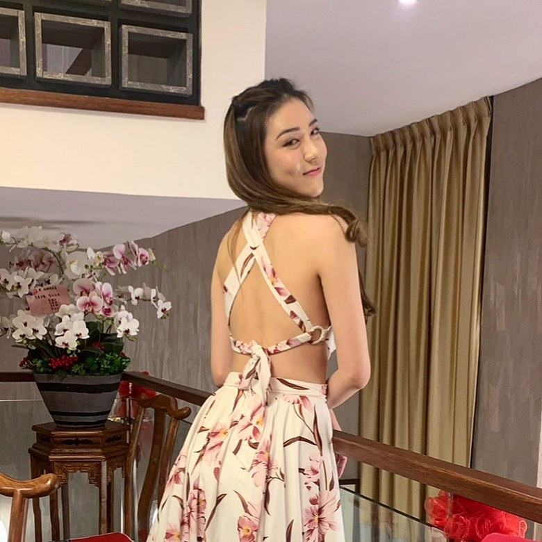 黎峇菈露出美背。