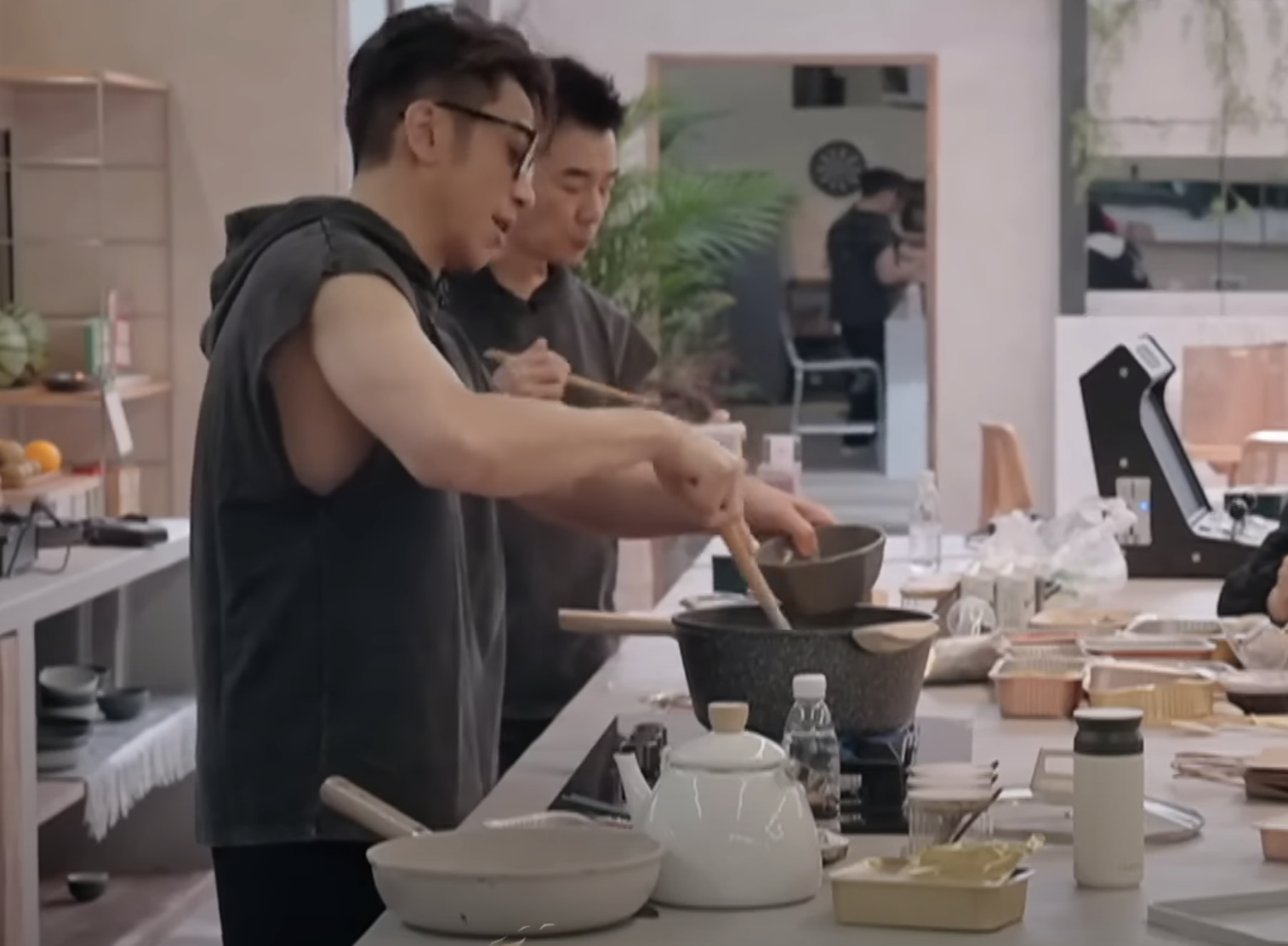 吳卓羲在節目中大顯廚藝。