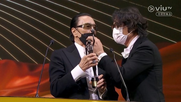 林家棟行為細心又體貼,舉動猶如親生父子。