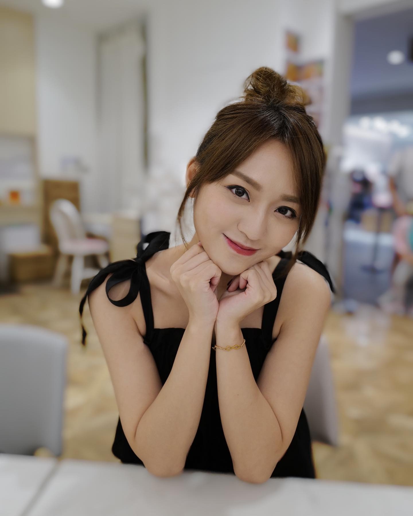 Bella雖然外表看似是一個入世未深的少女，但在她早年就曾提及自己來自單親家庭。