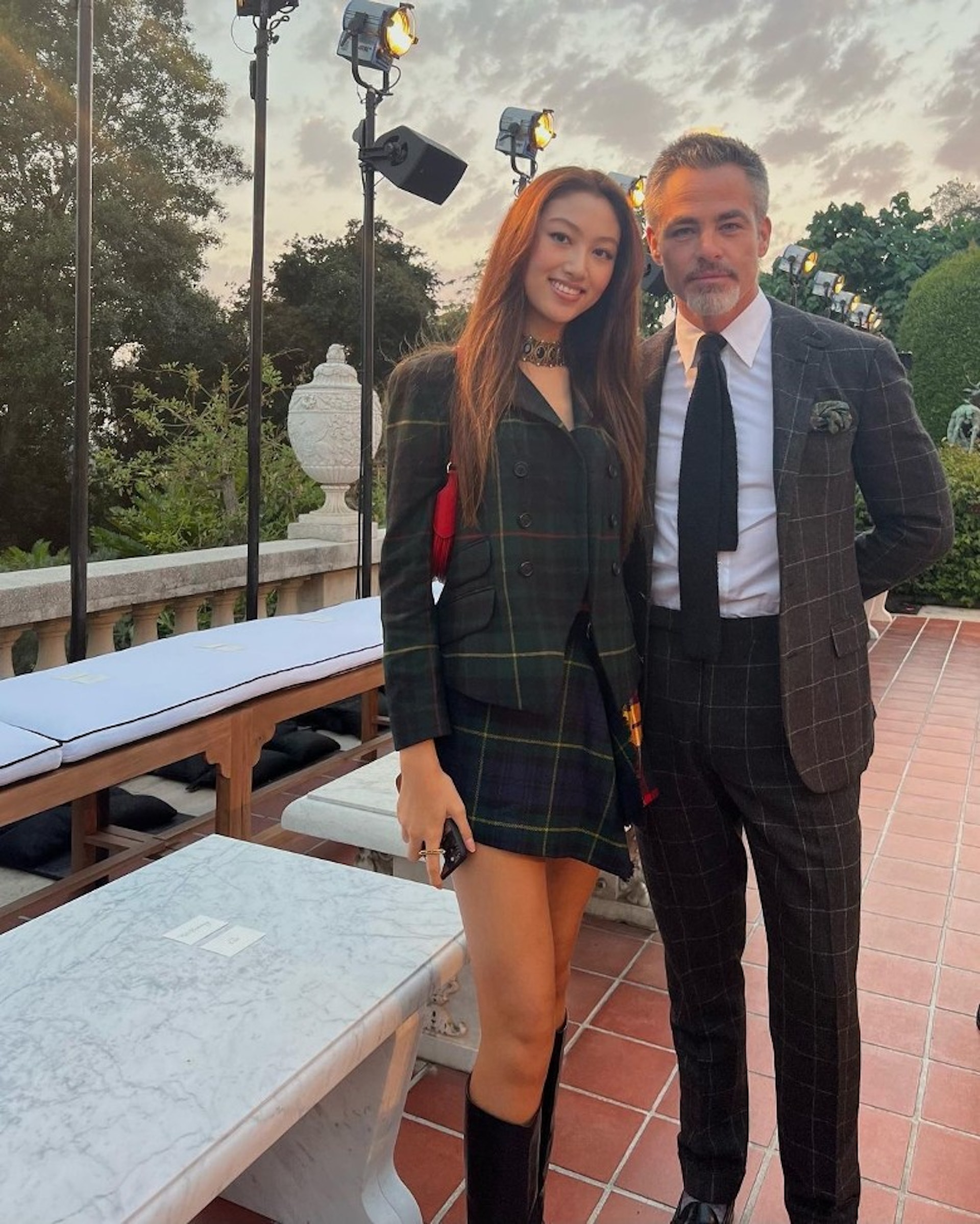 任晴佳與Chris Pine合照。