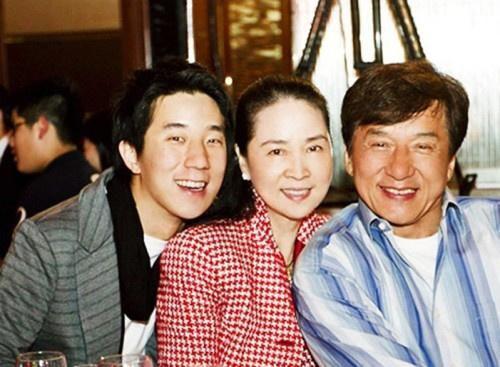 在星二代的光環下順利進入演藝圈,涉足電影及歌唱事業