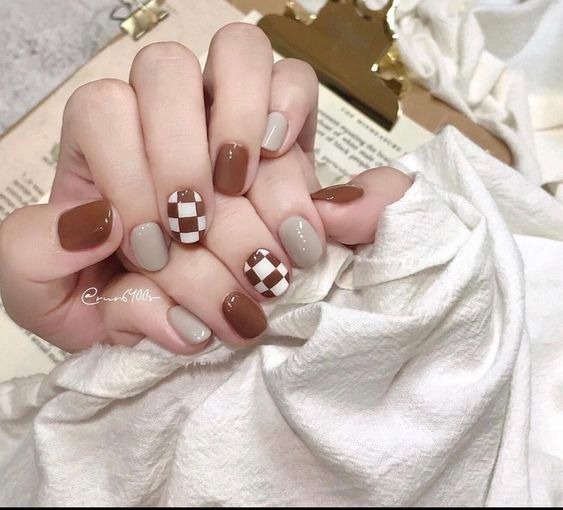啡色系的棋盤格可令整套美甲更顯秋冬氣色