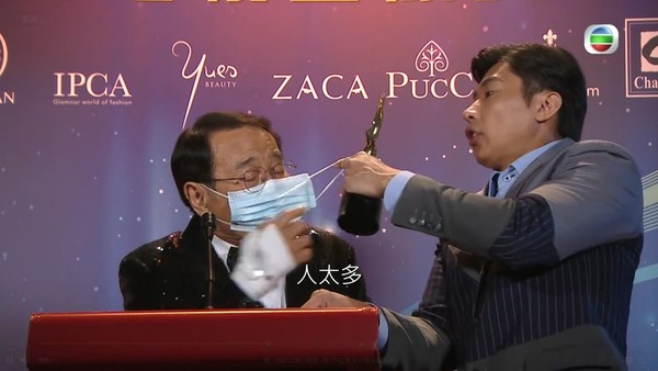 龍力王Terry(李偉健 飾)幫根叔戴回口罩。