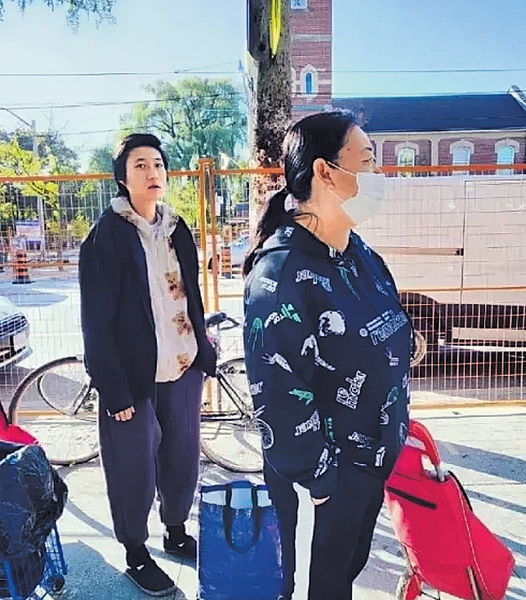 吳綺莉22歲囡囡吳卓林排隊領糧食