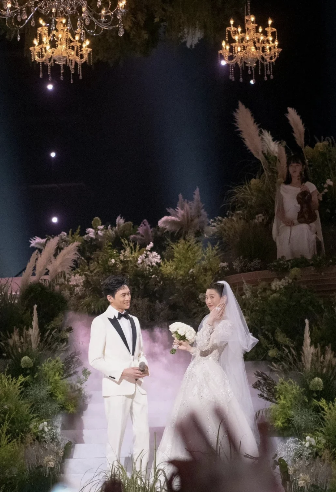 張智霖Chilam在《披荊斬棘的哥哥》中與袁詠儀在台上舉行婚禮